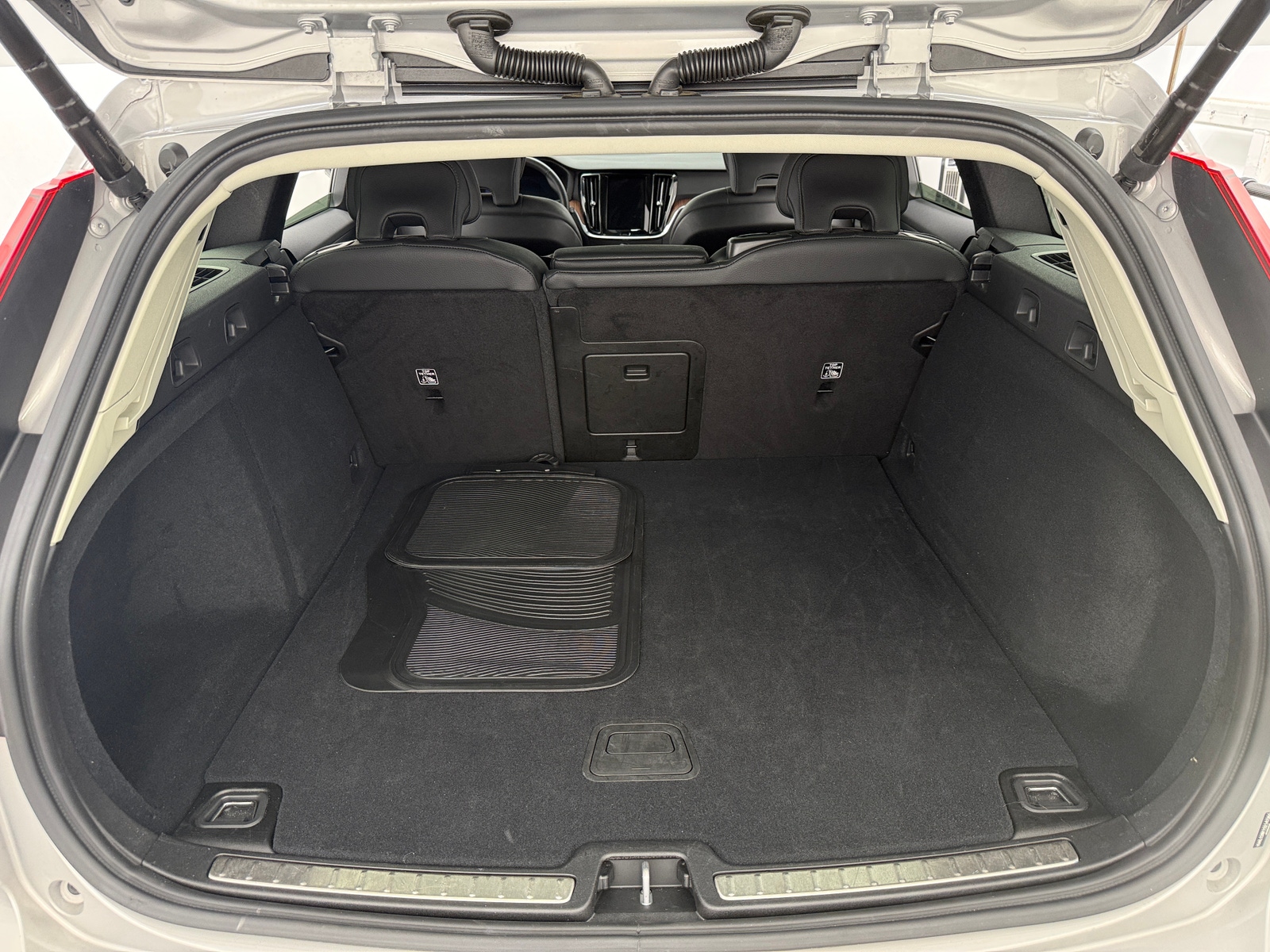 Thumbnail: 2025 Volvo V60 - 6