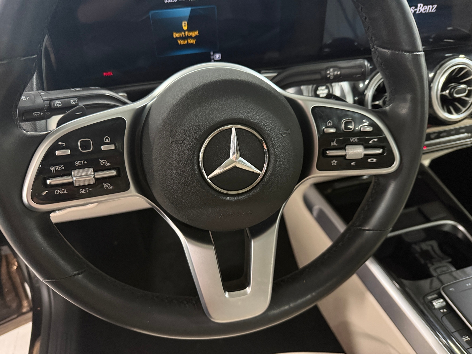 Thumbnail: 2022 Mercedes-Benz GLB - 4