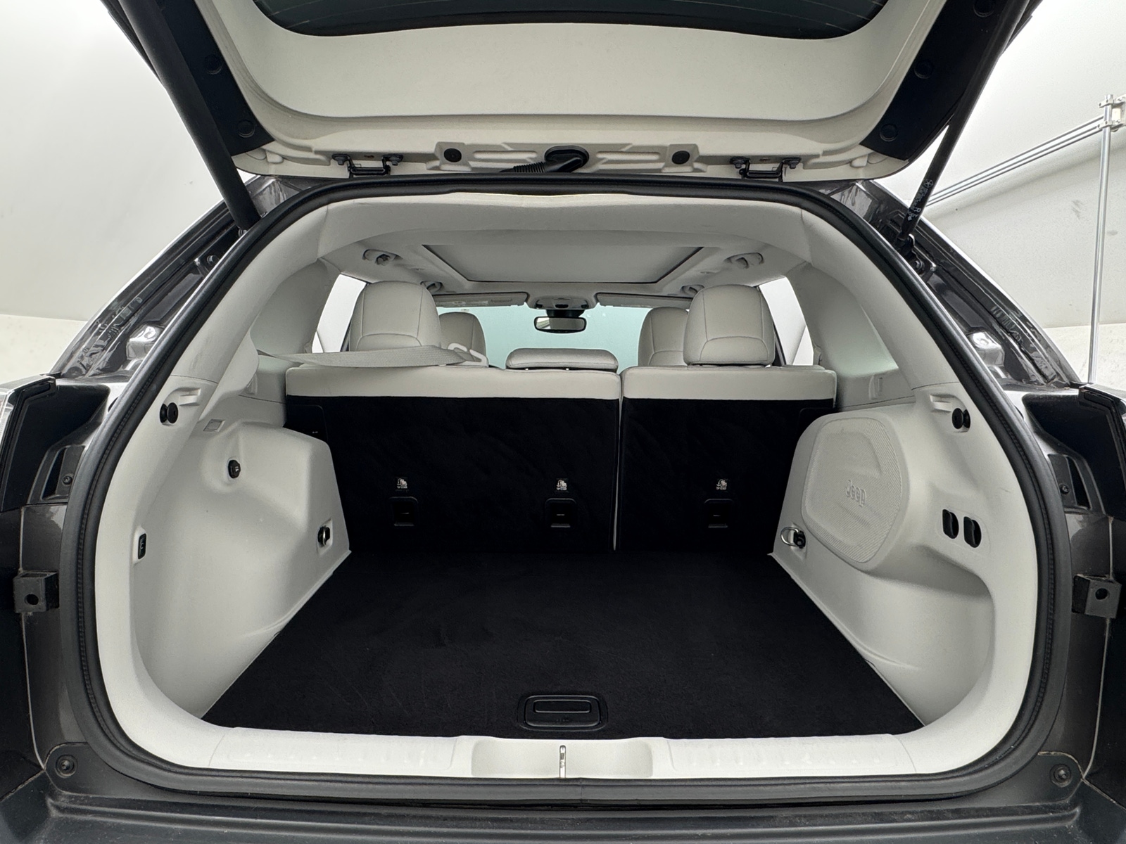 Thumbnail: 2019 Jeep Cherokee - 6