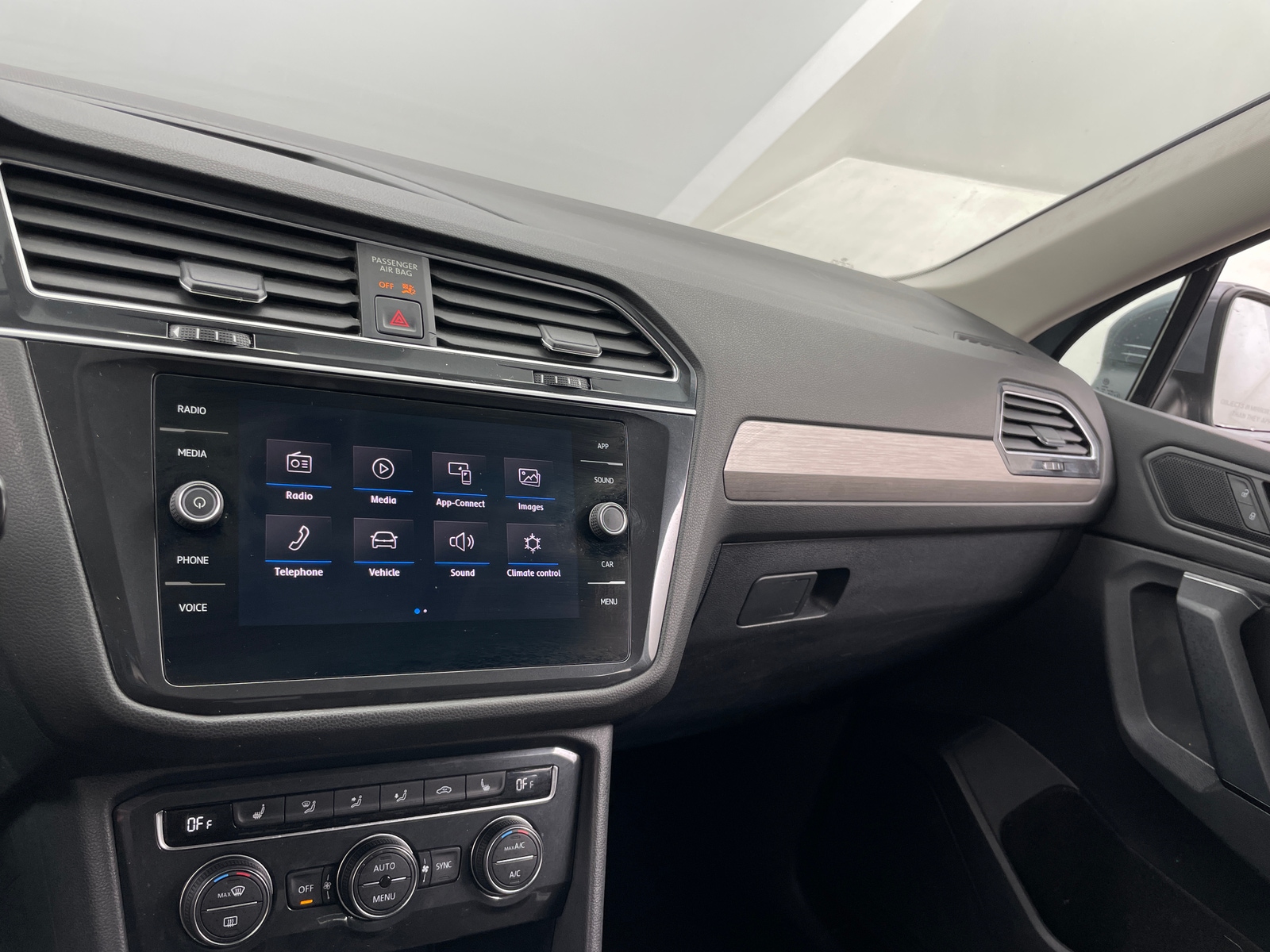 Thumbnail: 2019 Volkswagen Tiguan - 3