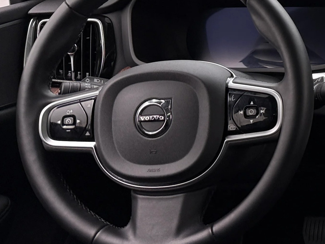 Thumbnail: 2025 Volvo V60 - 4