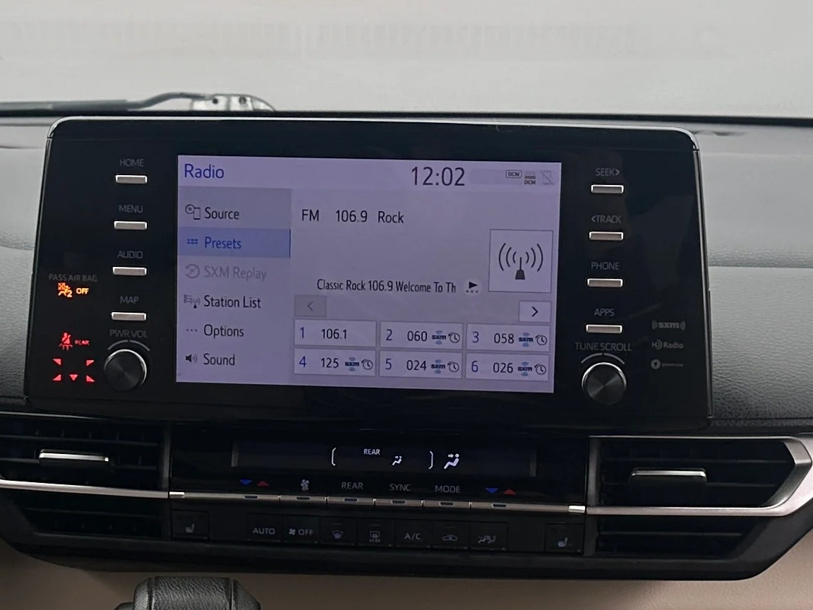 Thumbnail: 2021 Toyota Sienna - 3