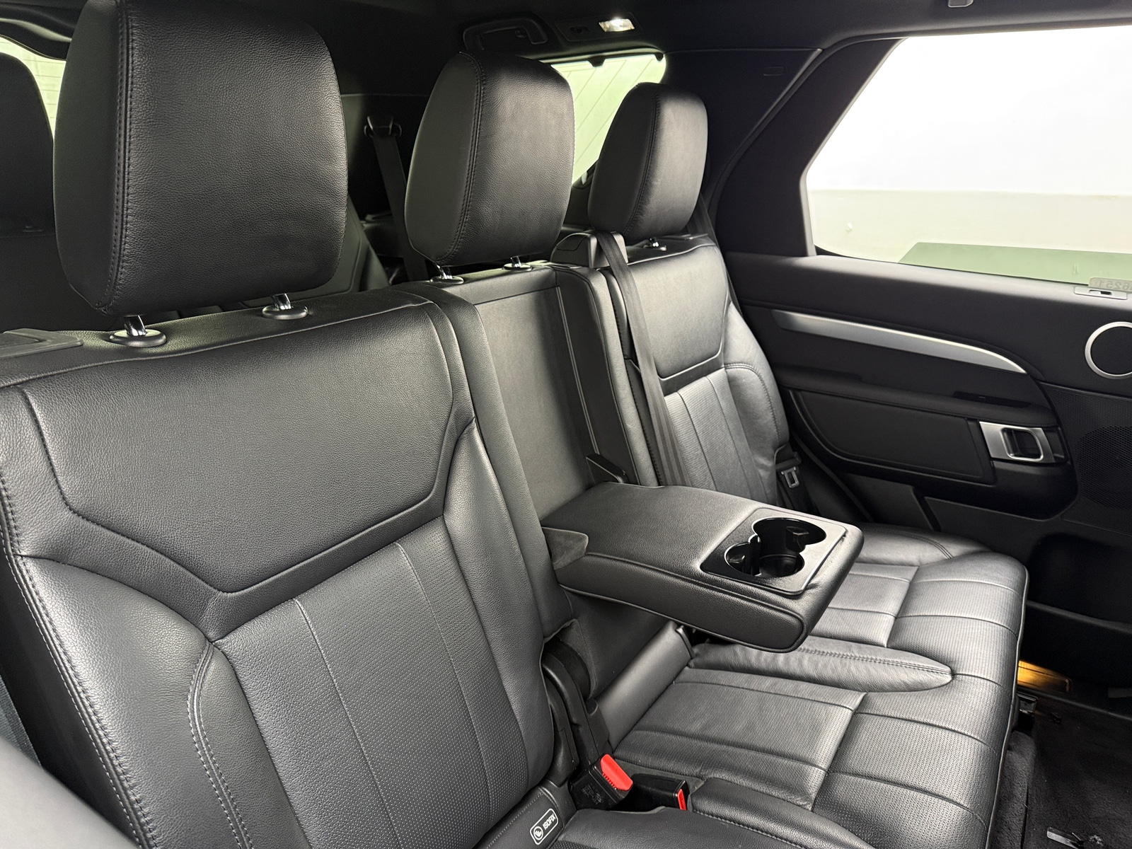 Thumbnail: 2020 Land Rover Discovery - 5