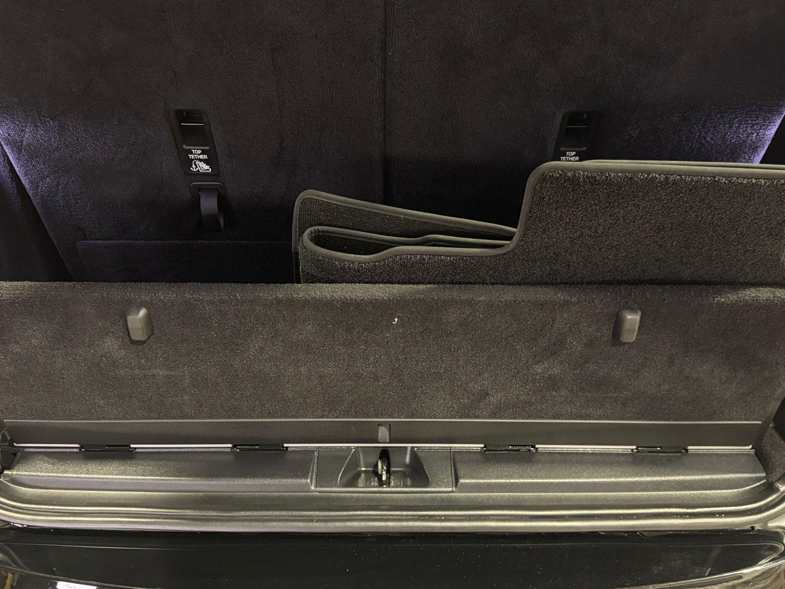 Thumbnail: 2020 Land Rover Discovery - 6