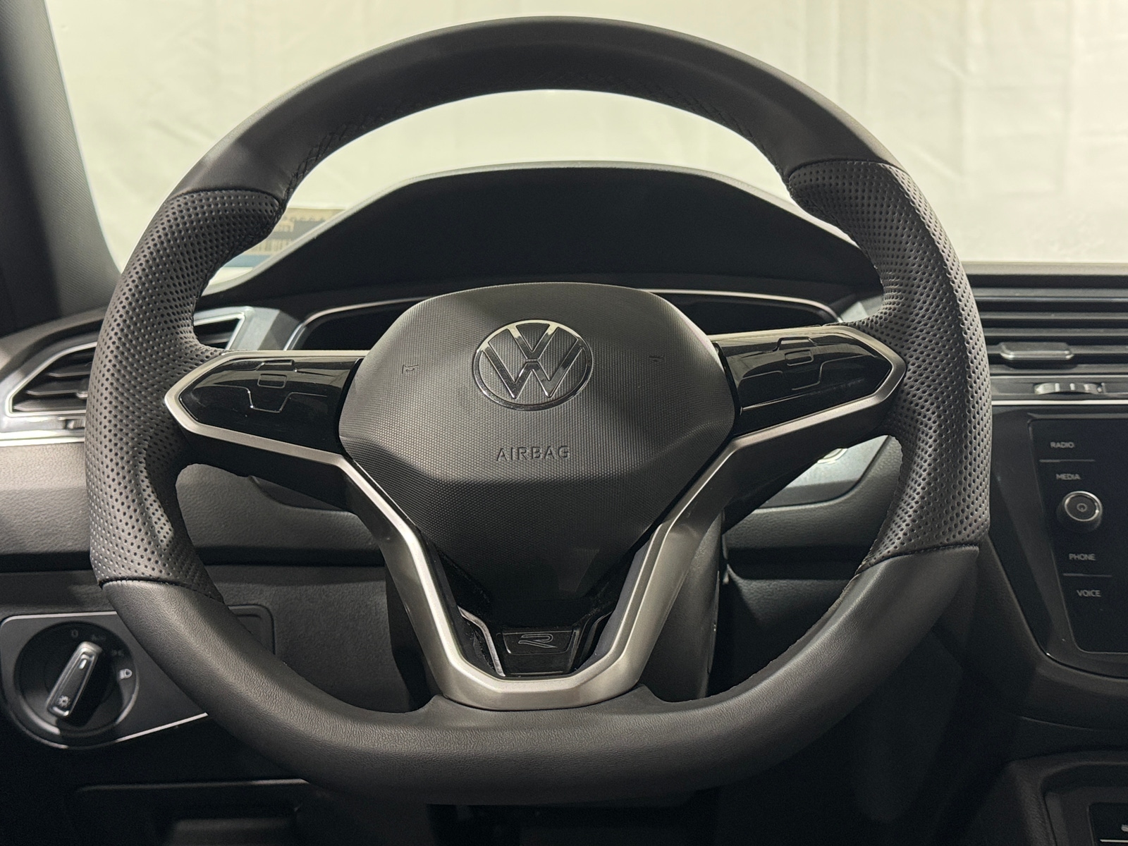 Thumbnail: 2022 Volkswagen Tiguan - 4