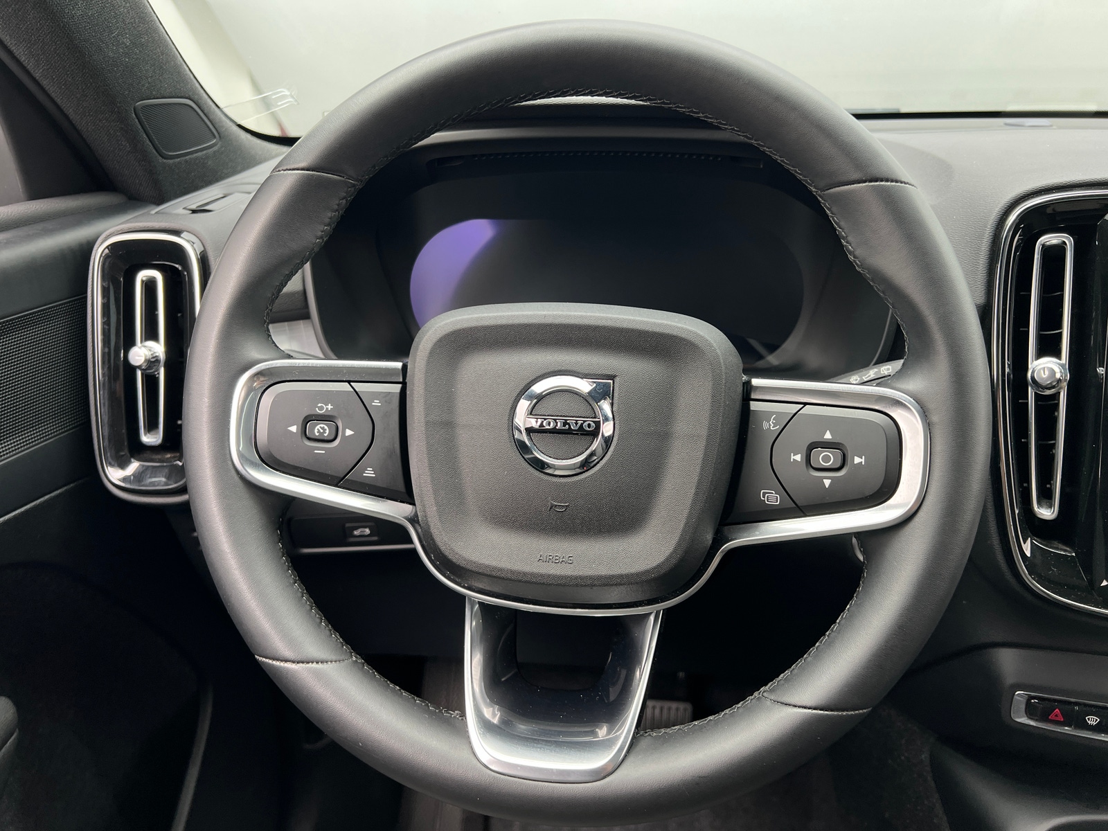 Thumbnail: 2024 Volvo XC40 - 5