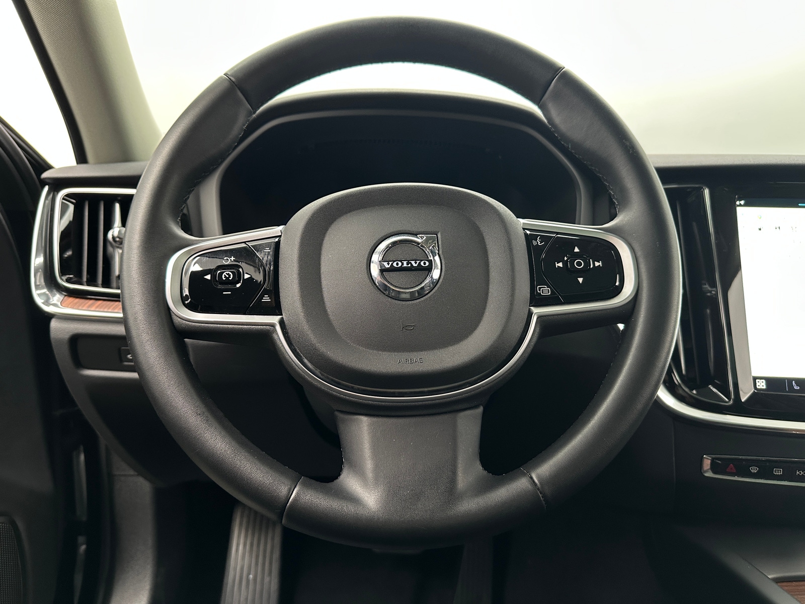 Thumbnail: 2025 Volvo V60 - 4