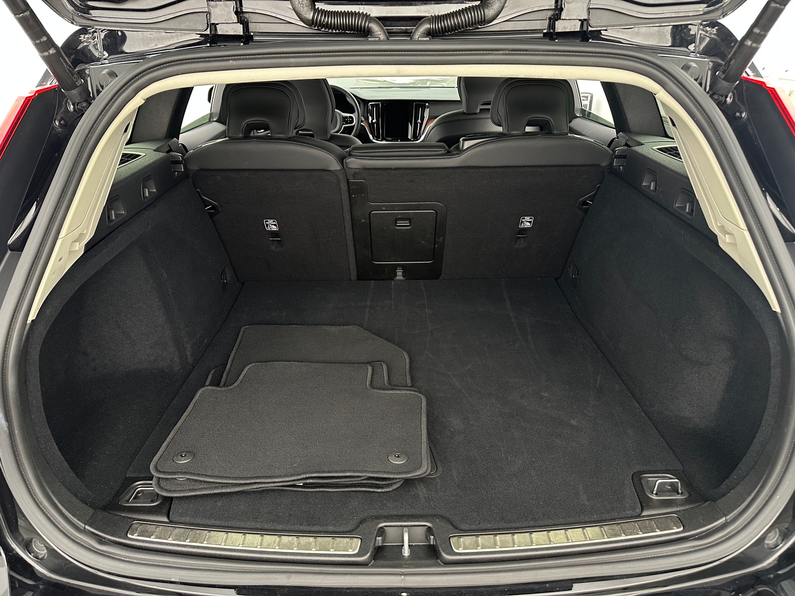 Thumbnail: 2025 Volvo V60 - 6