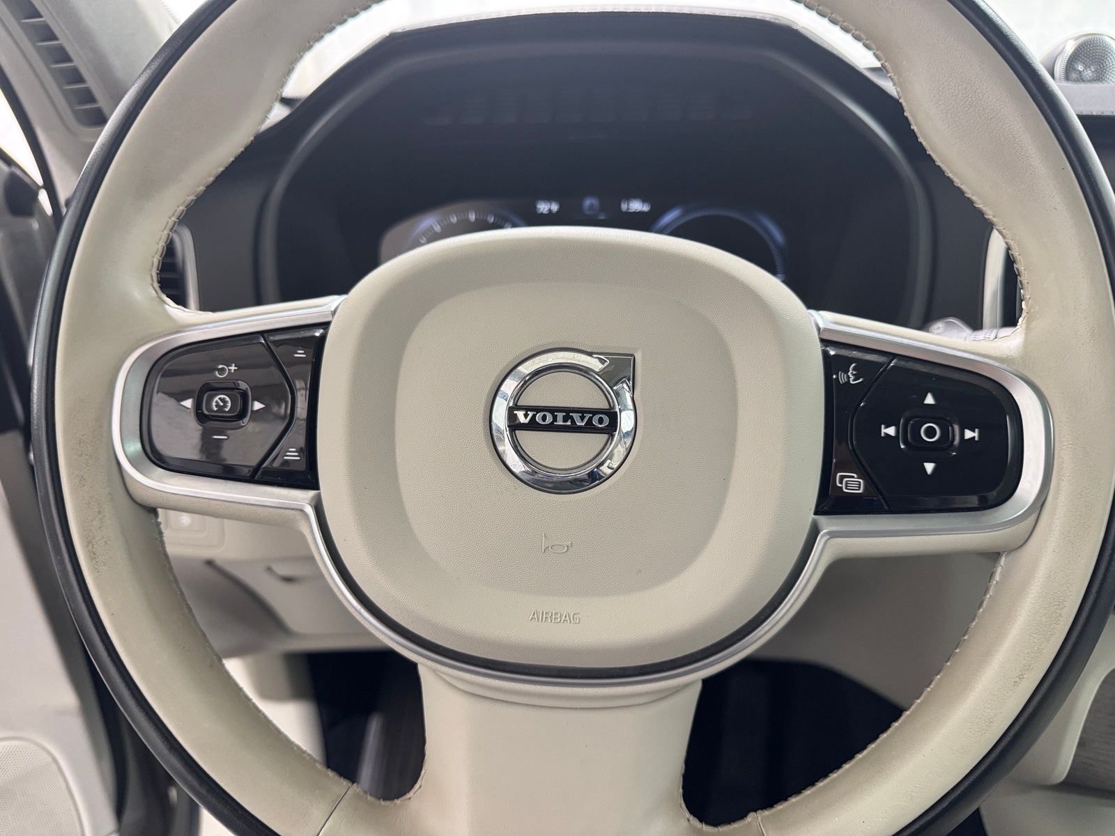 Thumbnail: 2022 Volvo XC90 - 4