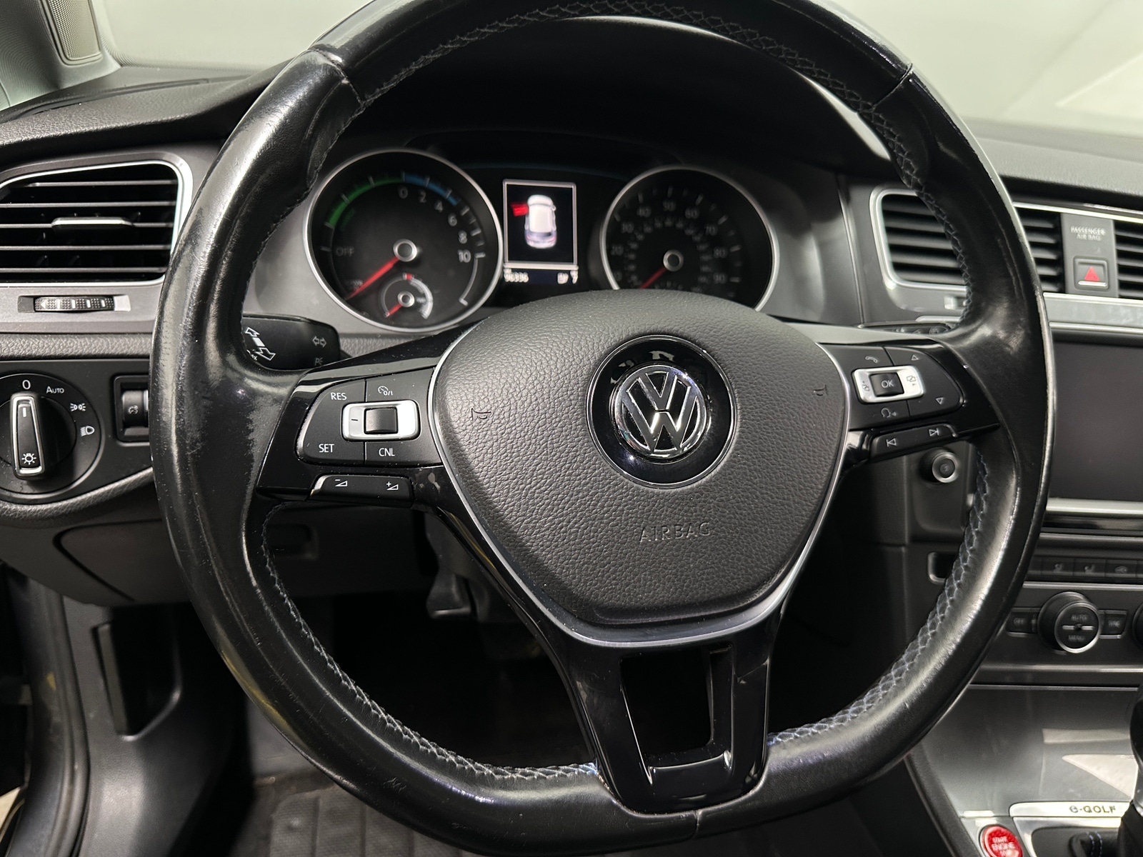 Thumbnail: 2016 Volkswagen e-Golf - 4