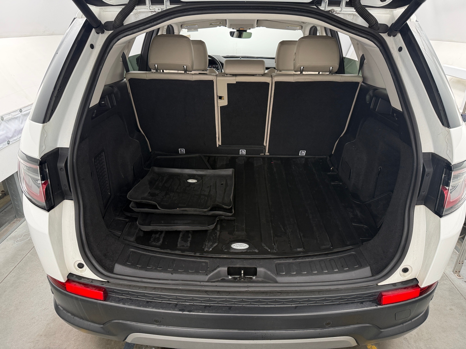 Thumbnail: 2020 Land Rover Discovery Sport - 6