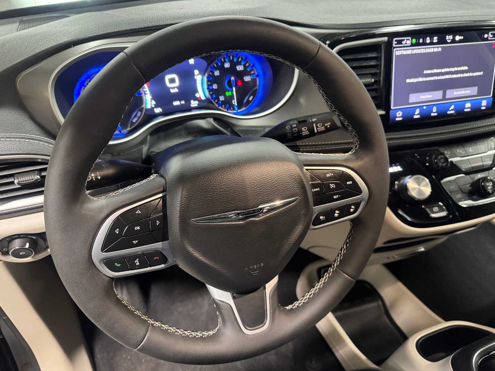 Thumbnail: 2023 Chrysler Pacifica - 4