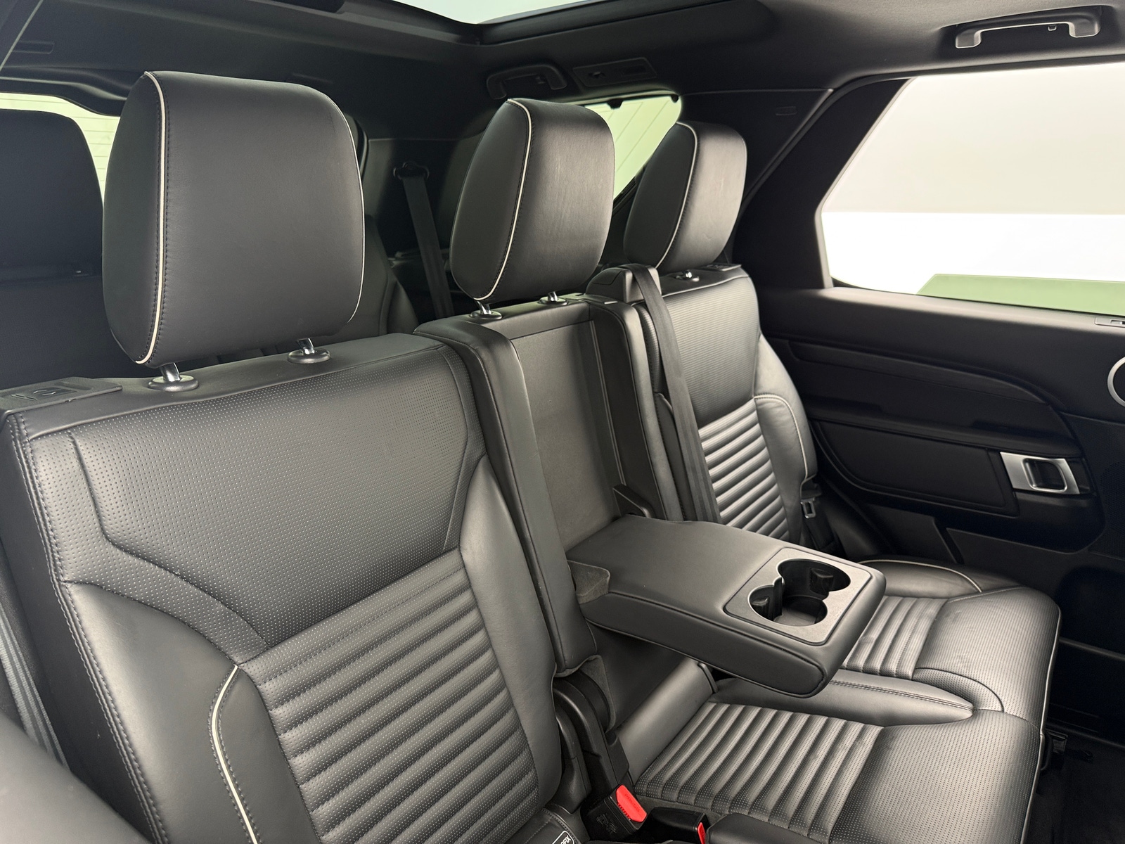 Thumbnail: 2020 Land Rover Discovery - 5