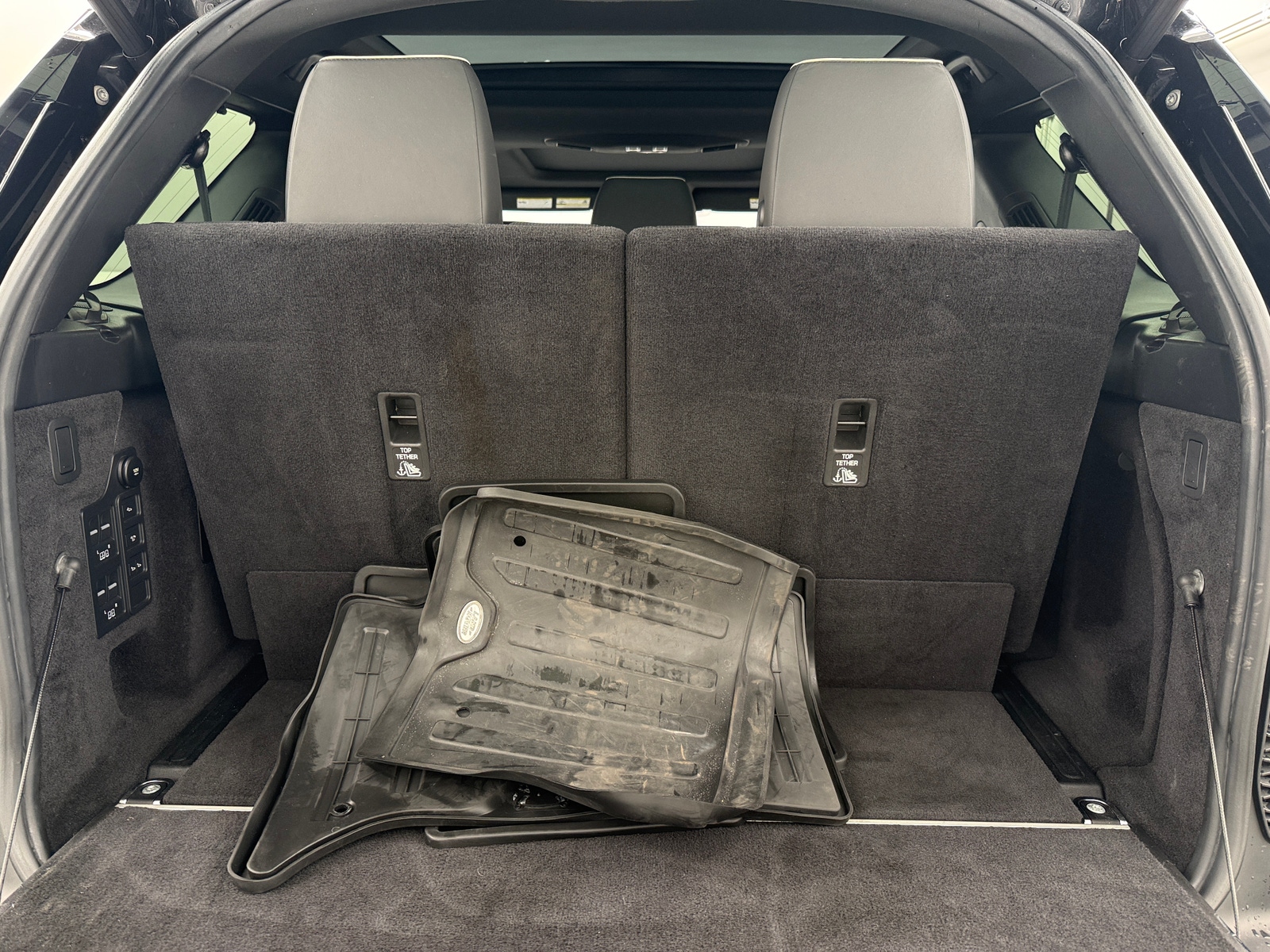 Thumbnail: 2020 Land Rover Discovery - 6