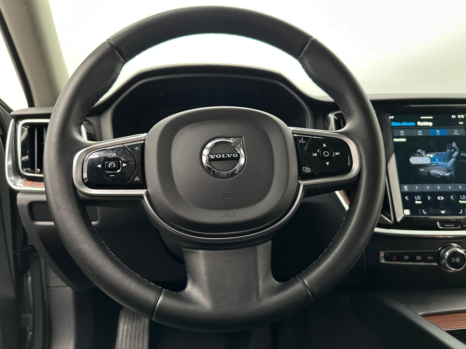 Thumbnail: 2025 Volvo V60 - 4