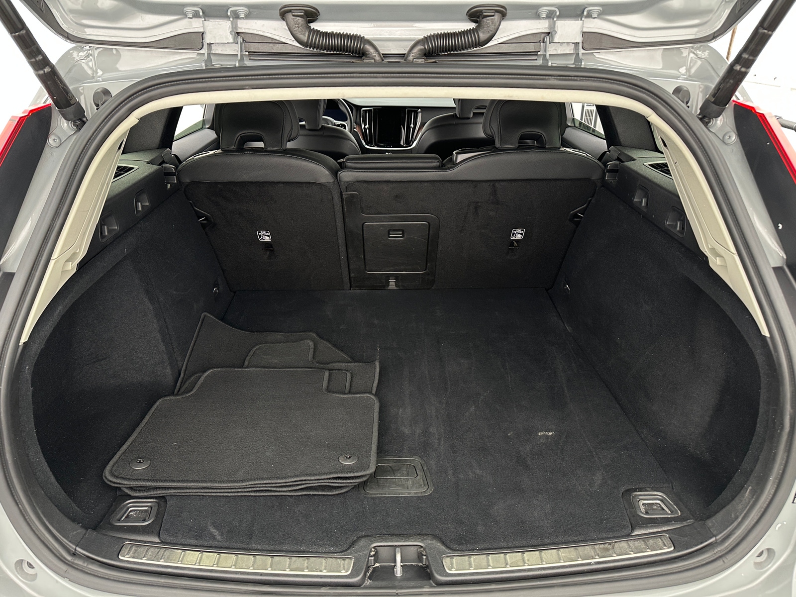 Thumbnail: 2025 Volvo V60 - 6