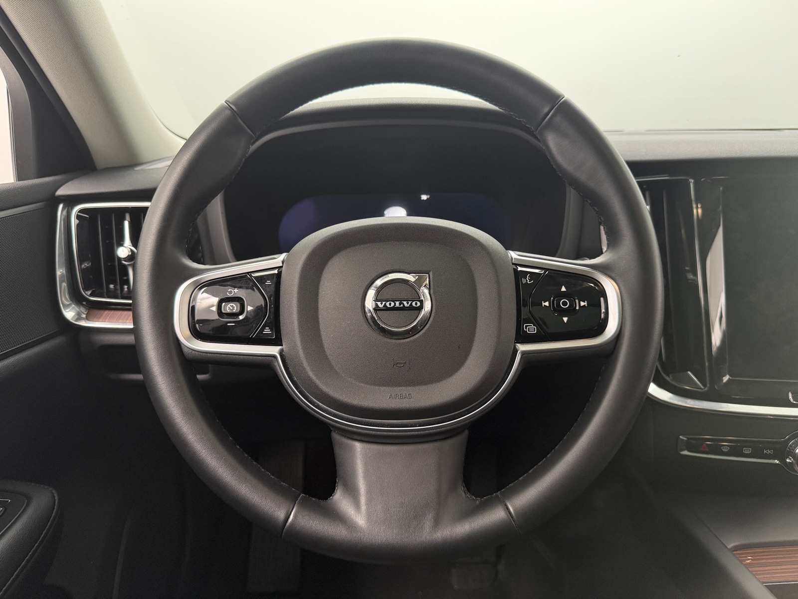 Thumbnail: 2025 Volvo V60 - 4