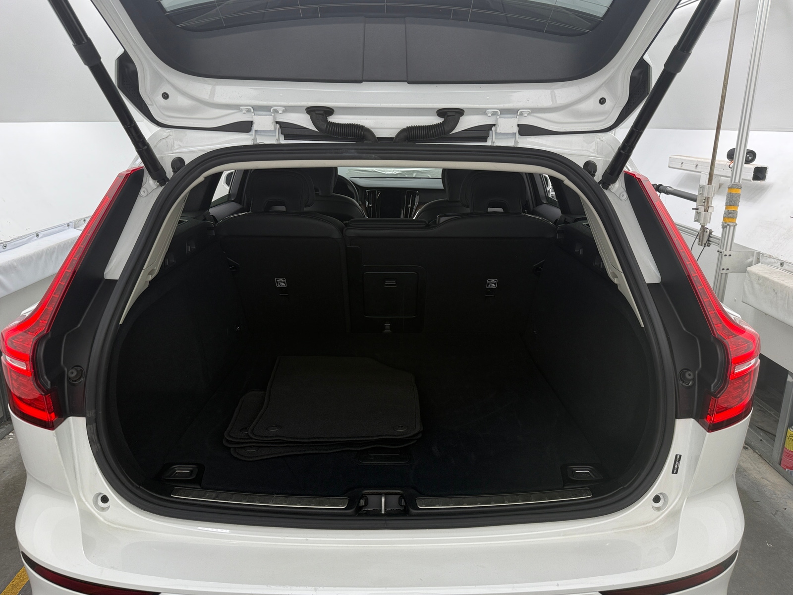 Thumbnail: 2025 Volvo V60 - 6