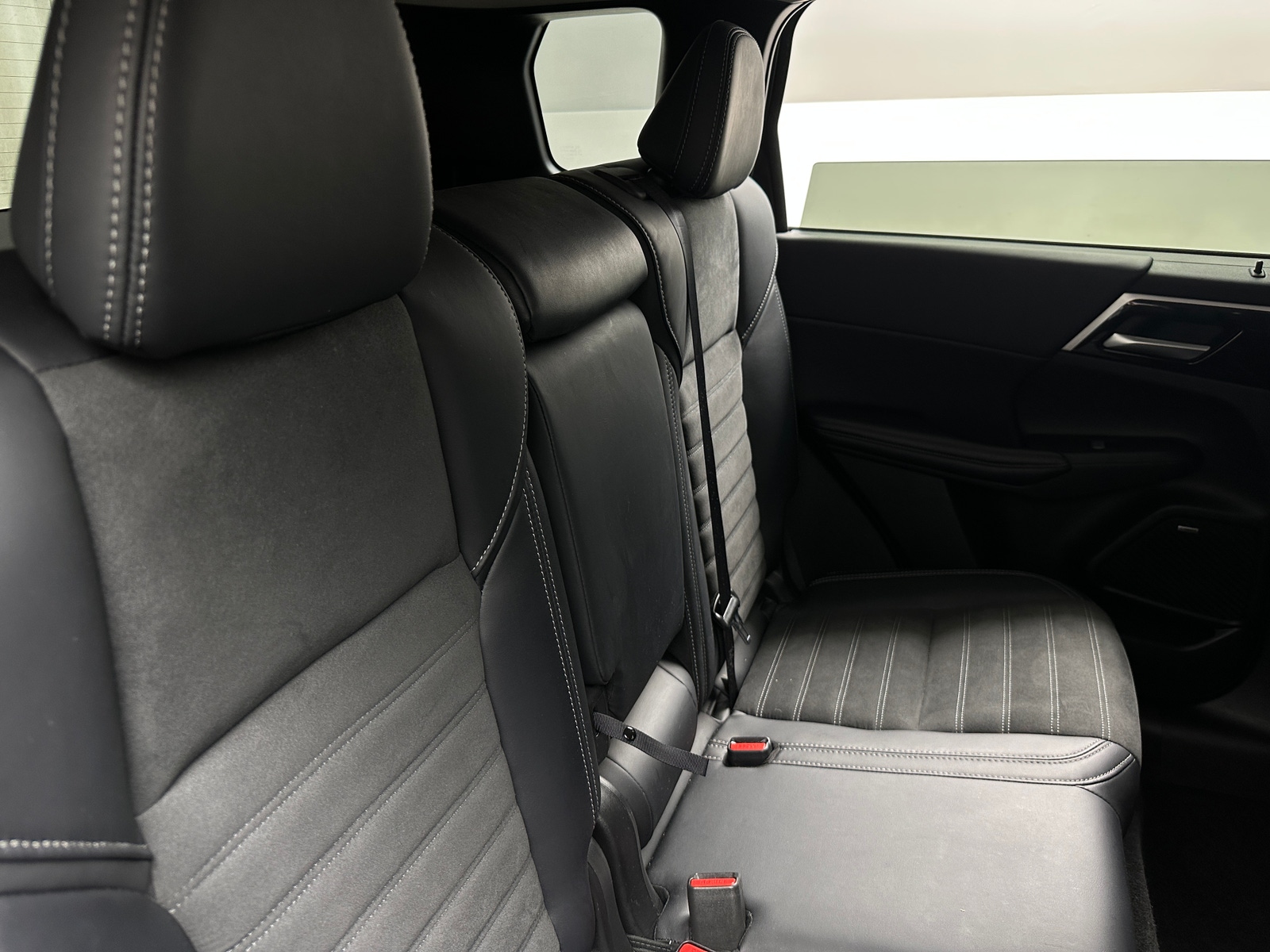 Thumbnail: 2025 Mitsubishi Outlander - 5