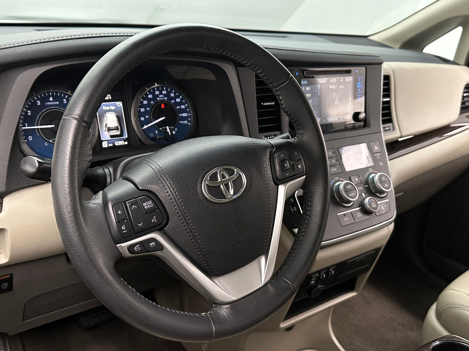 Thumbnail: 2017 Toyota Sienna - 4