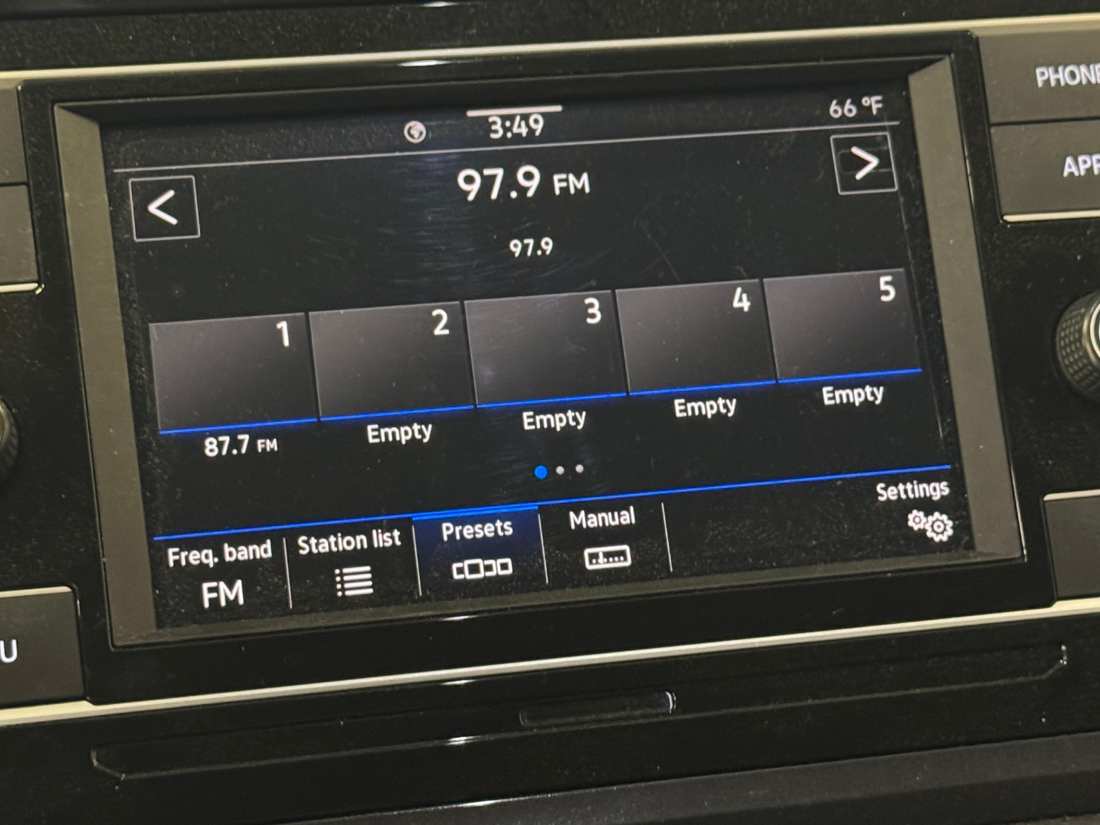 Thumbnail: 2021 Volkswagen Tiguan - 4