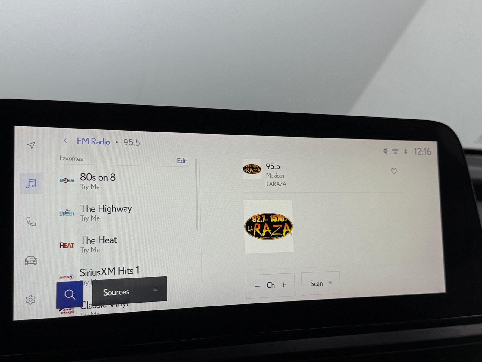 Thumbnail: 2023 Lexus UX - 3