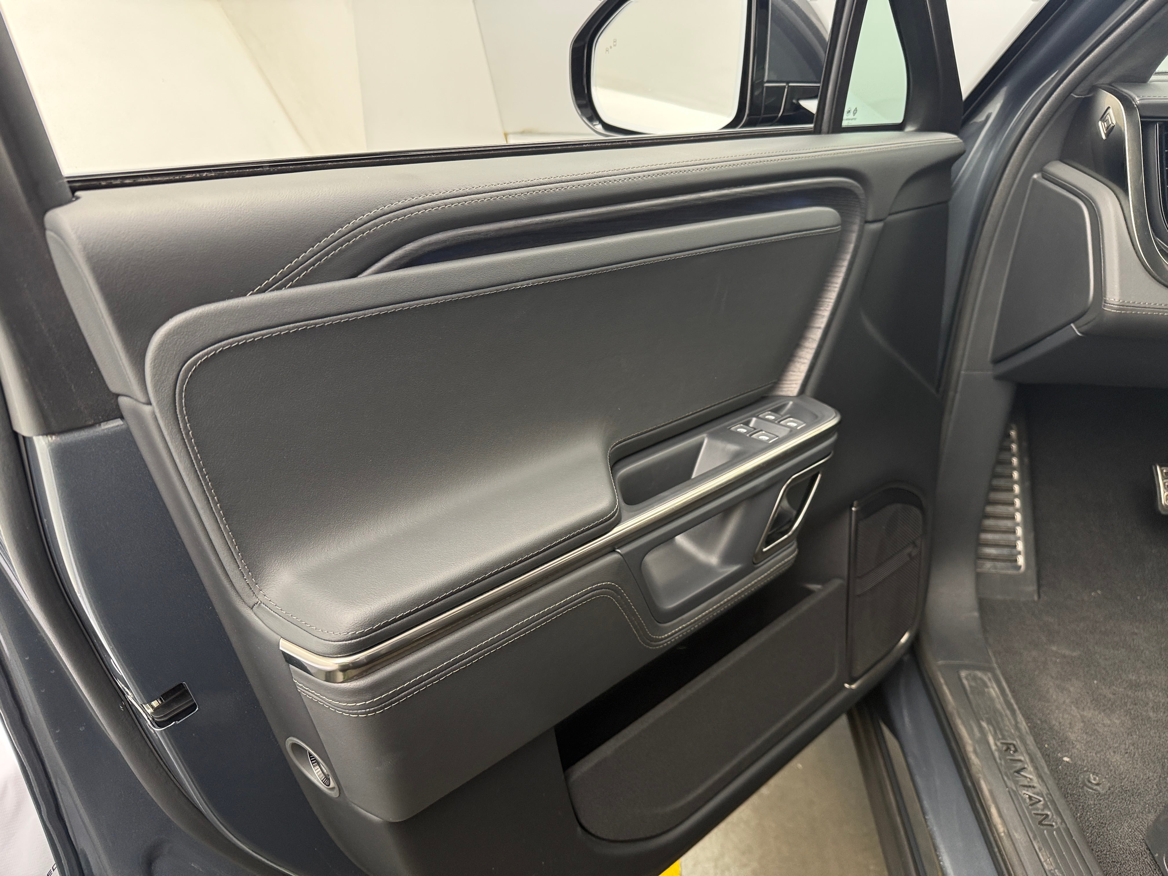 Used 2023 Rivian R1S Adventure with VIN 7PDSGABA1PN014334 for sale in Oak Creek, WI