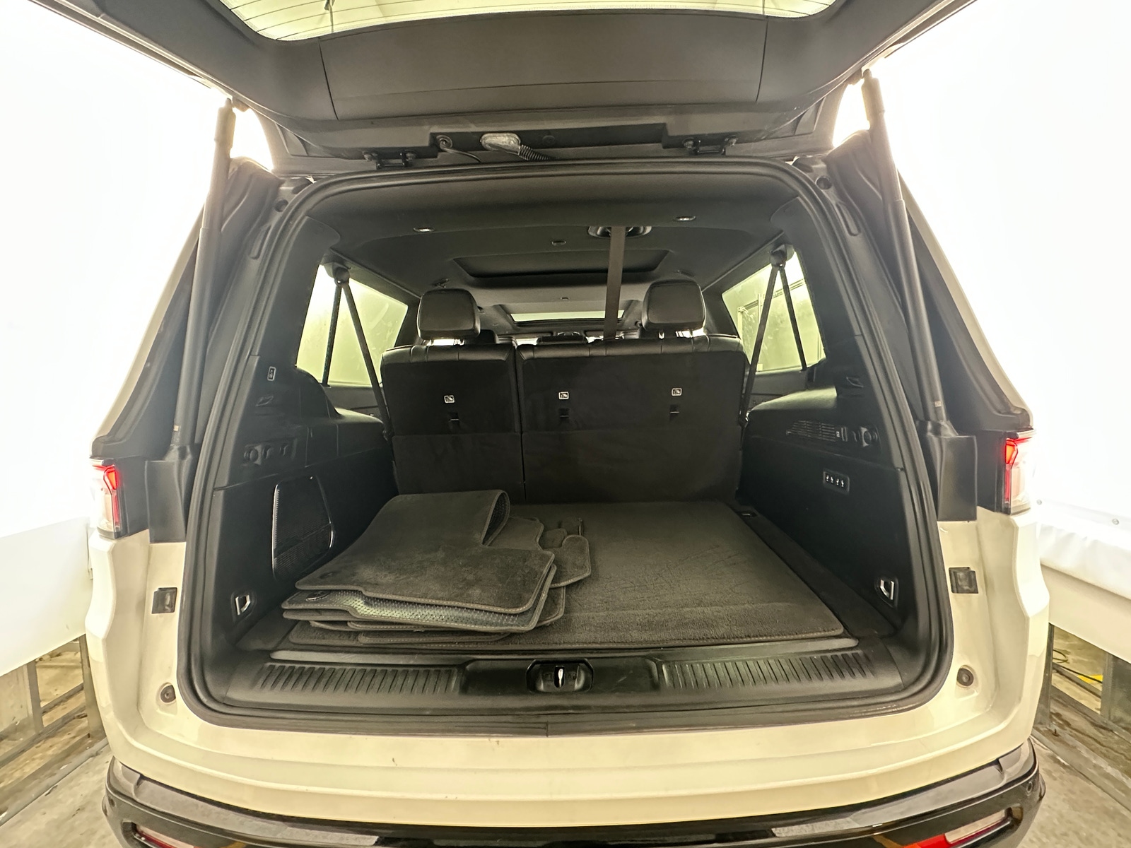 Thumbnail: 2023 Jeep Wagoneer - 6