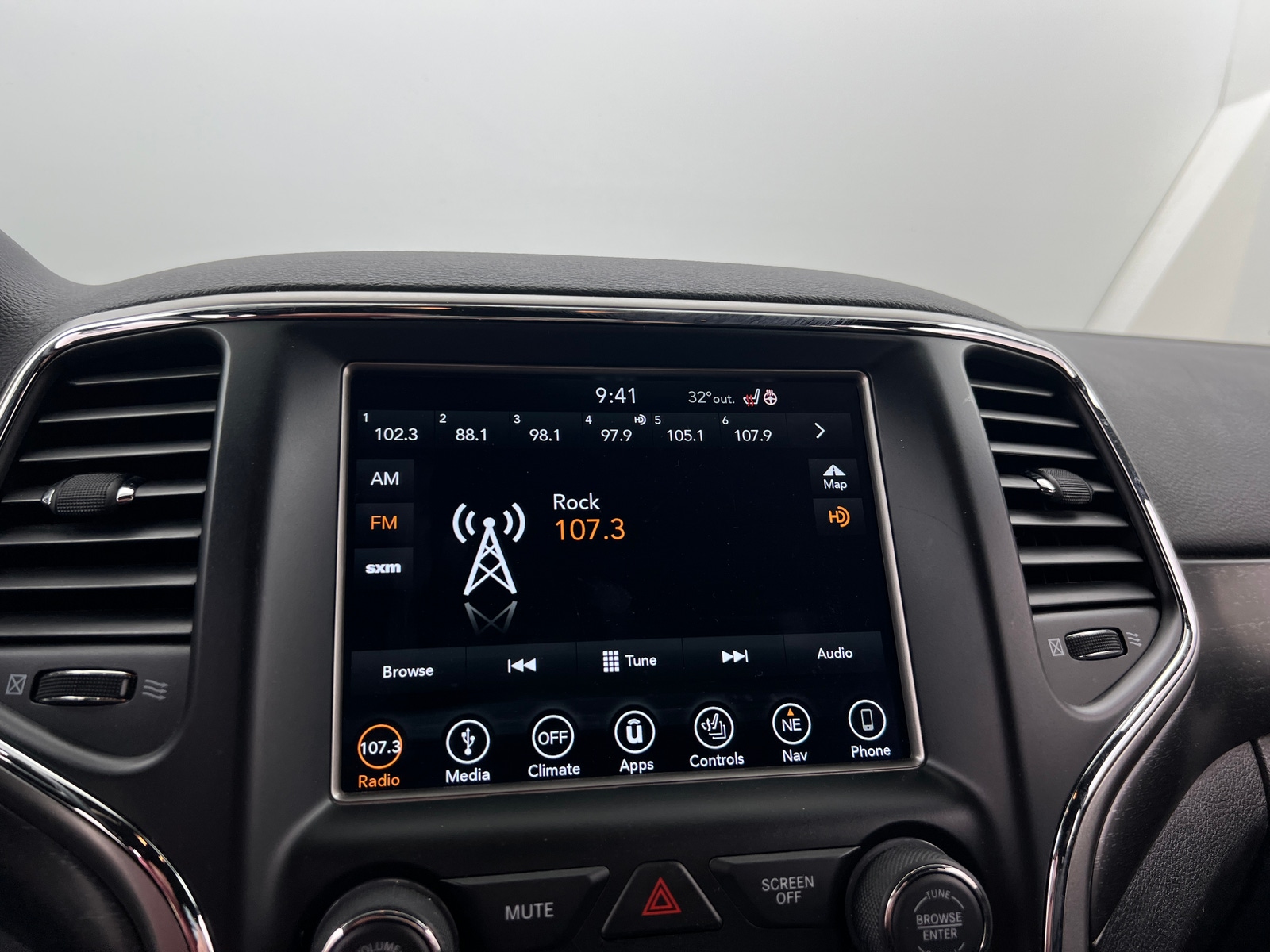 Thumbnail: 2018 Jeep Grand Cherokee - 3