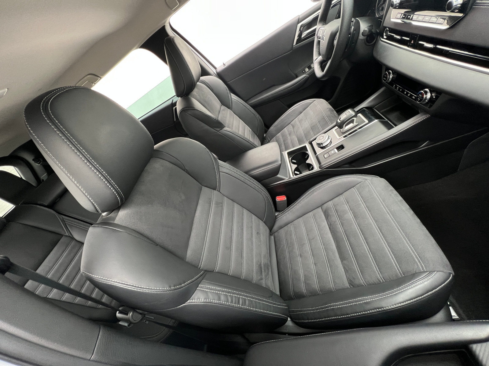 Thumbnail: 2023 Mitsubishi Outlander - 2