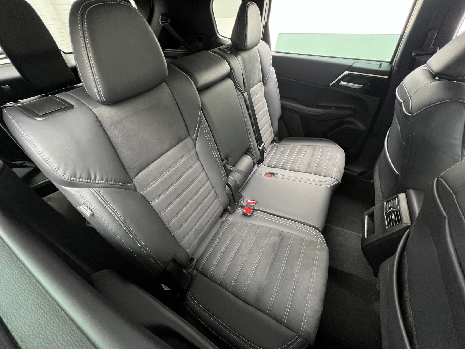 Thumbnail: 2023 Mitsubishi Outlander - 6