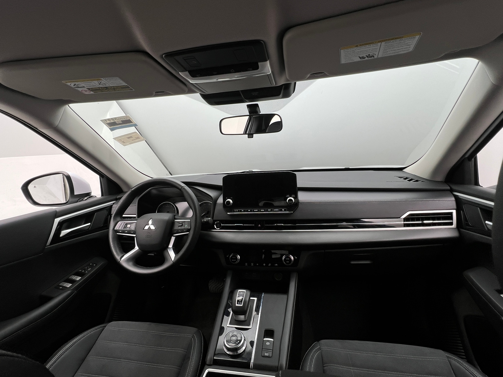 Thumbnail: 2023 Mitsubishi Outlander - 3