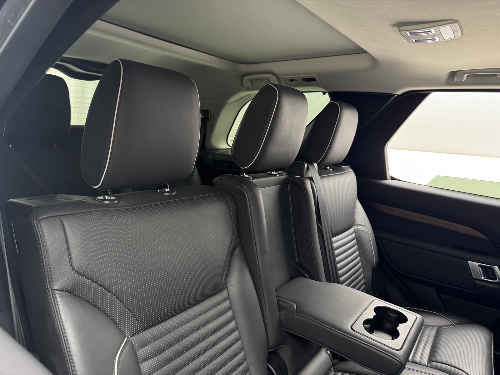 Thumbnail: 2017 Land Rover Discovery - 5