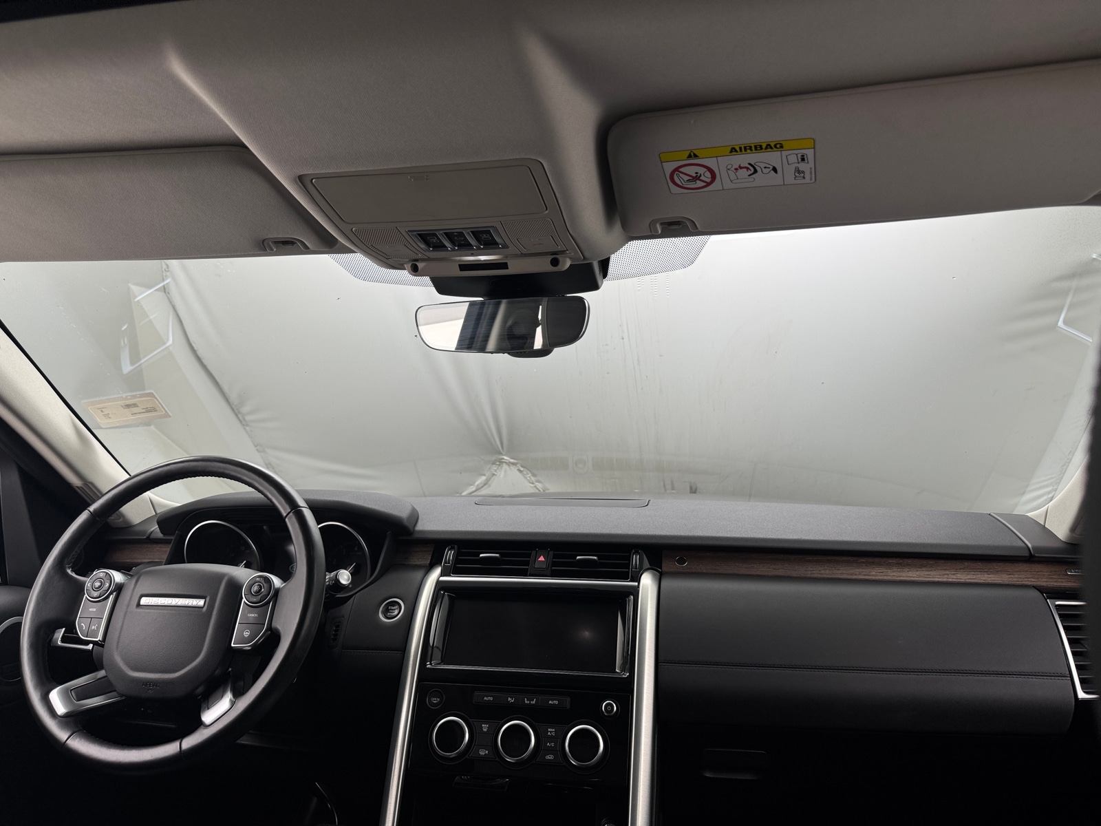 Thumbnail: 2017 Land Rover Discovery - 2