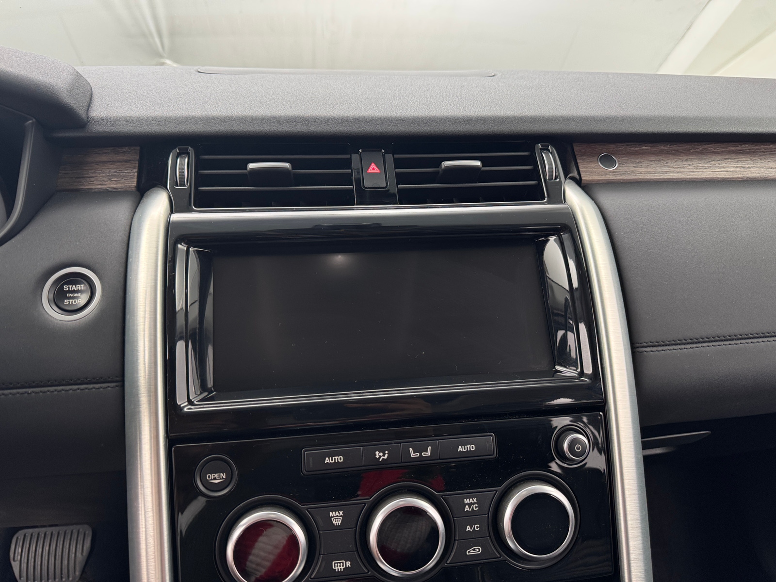 Thumbnail: 2017 Land Rover Discovery - 3