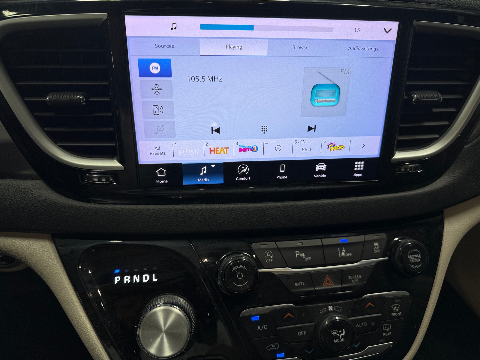 Thumbnail: 2022 Chrysler Pacifica - 3