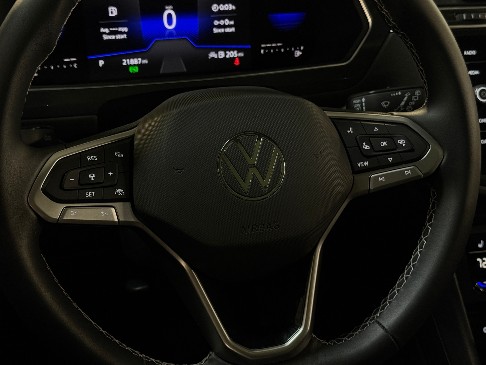 Thumbnail: 2022 Volkswagen Tiguan - 4