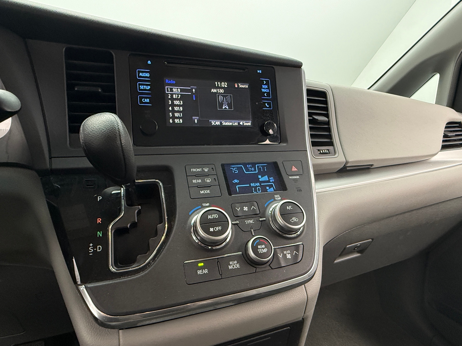 Thumbnail: 2015 Toyota Sienna - 4