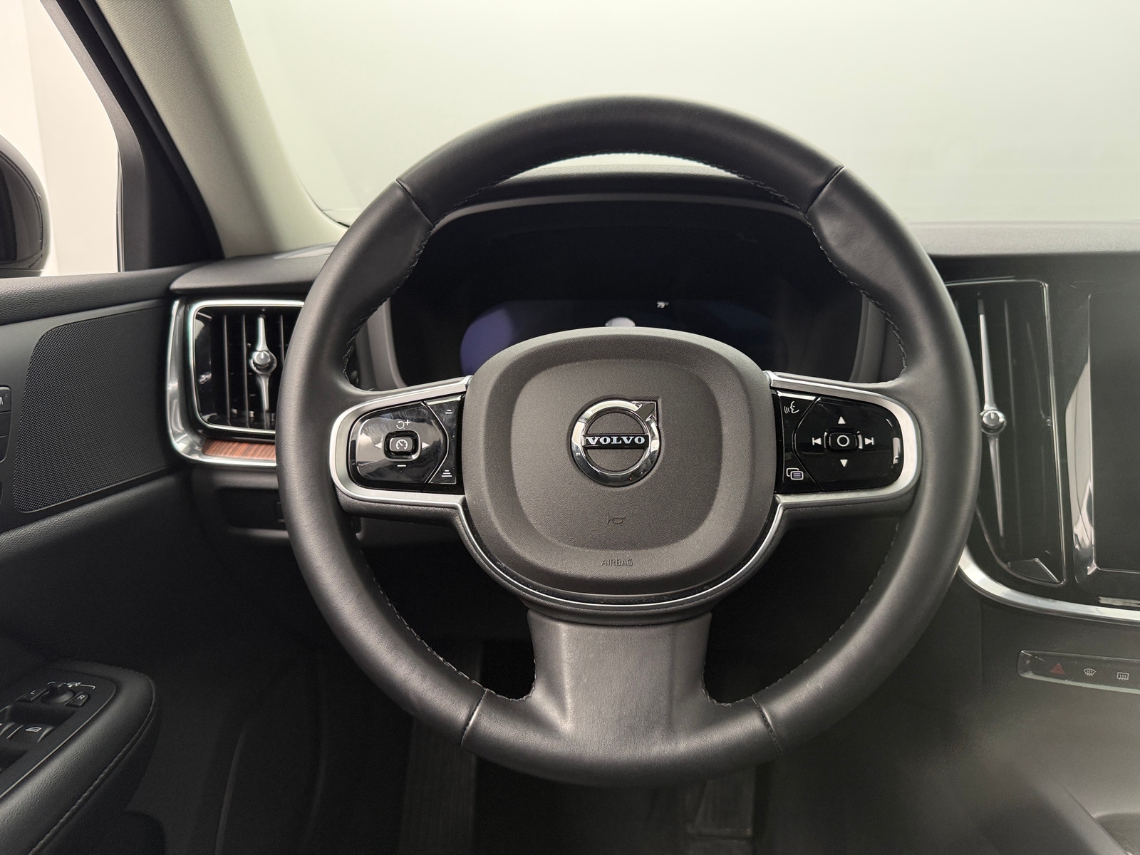 Thumbnail: 2025 Volvo V60 - 4