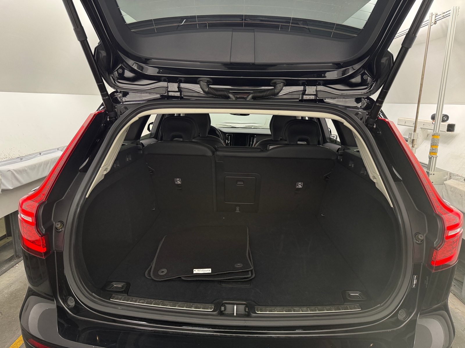 Thumbnail: 2025 Volvo V60 - 6