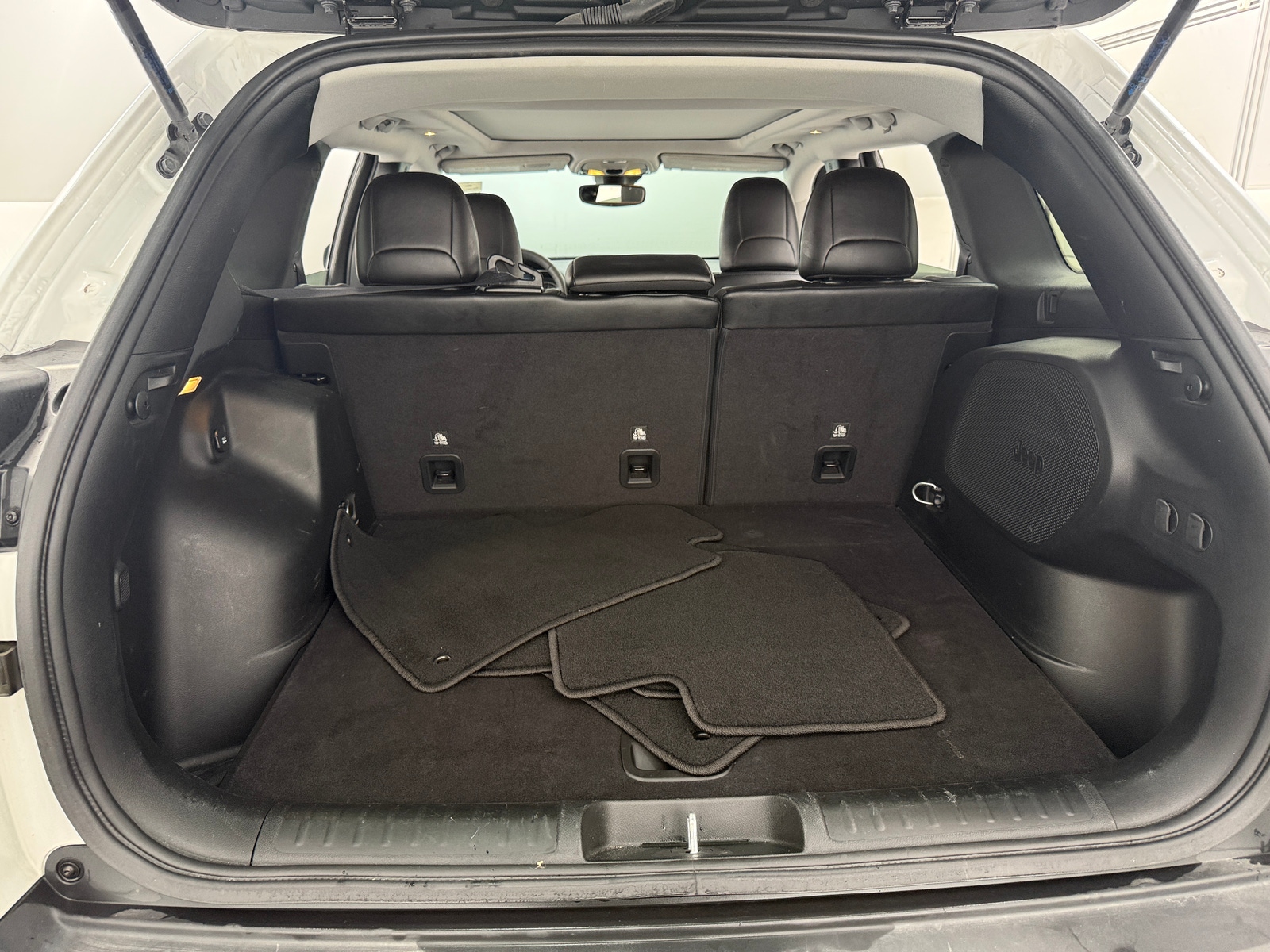 Thumbnail: 2022 Jeep Cherokee - 6