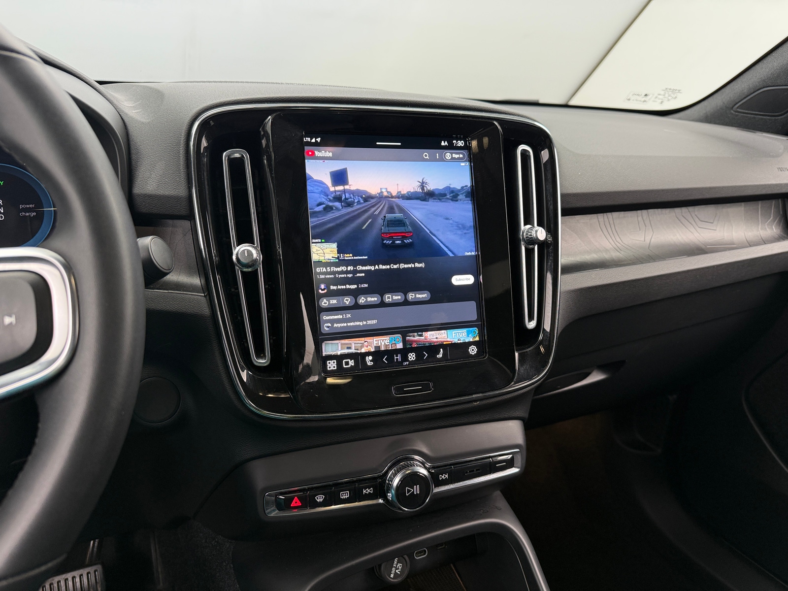 Thumbnail: 2023 Volvo C40 - 4