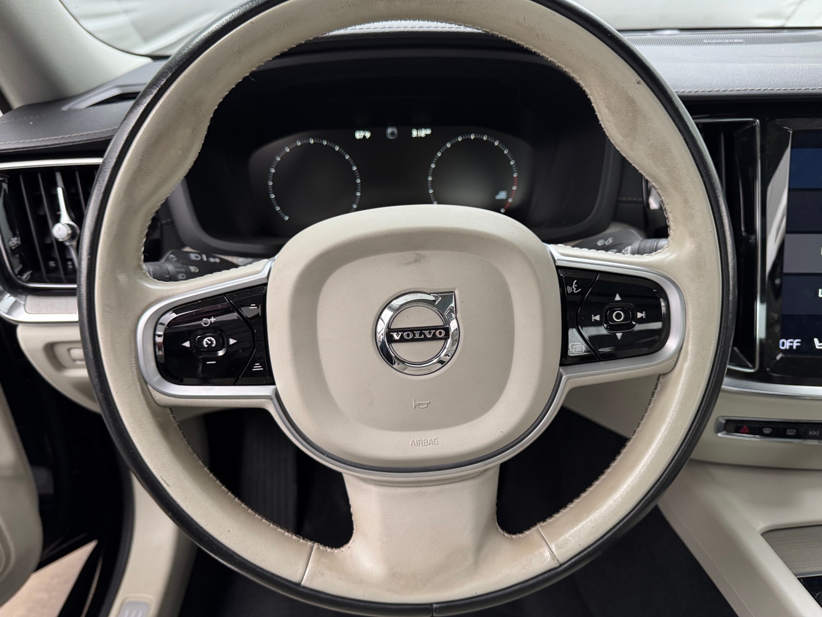 Thumbnail: 2019 Volvo S60 - 4
