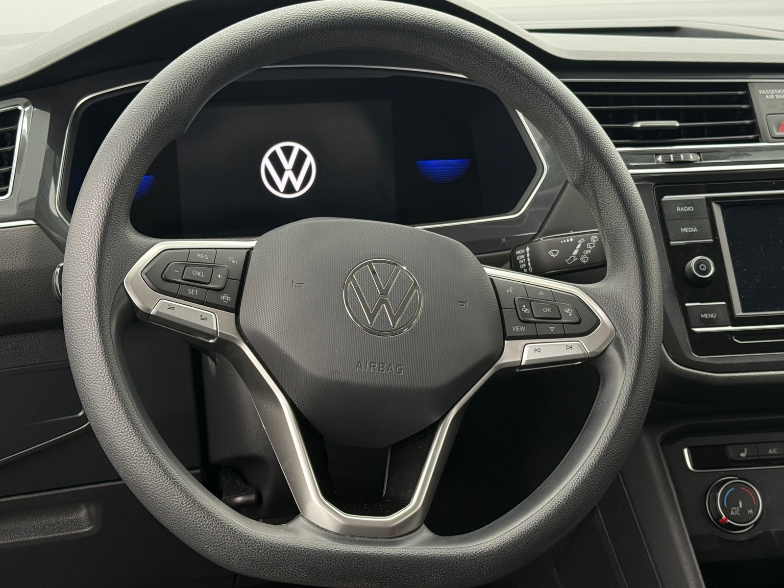 Thumbnail: 2022 Volkswagen Tiguan - 5