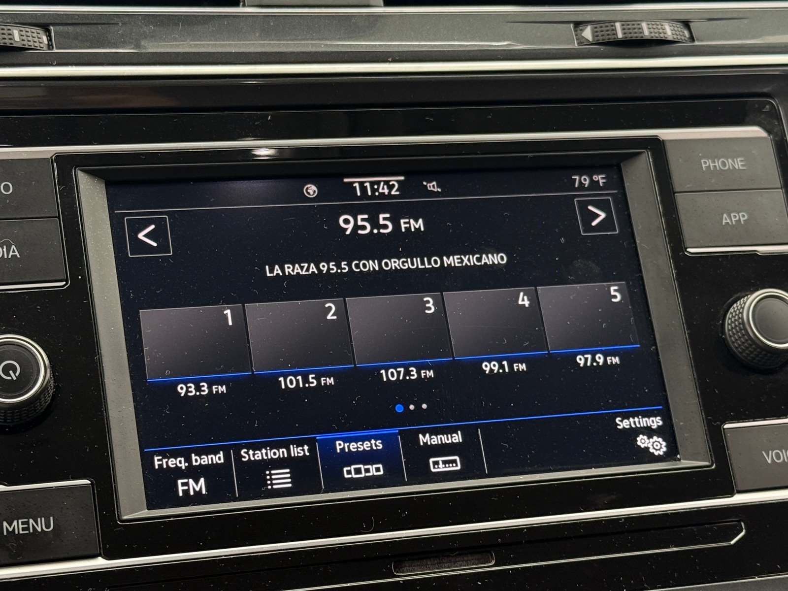 Thumbnail: 2022 Volkswagen Tiguan - 4