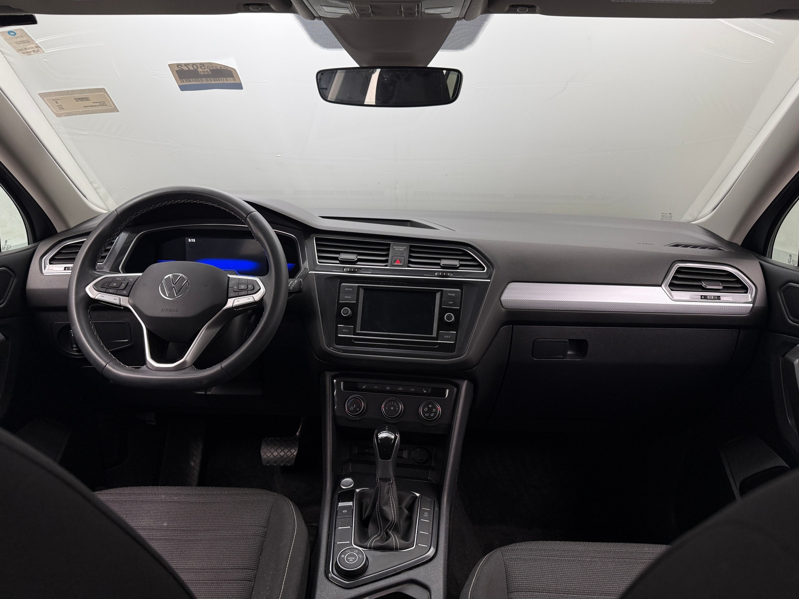 Thumbnail: 2023 Volkswagen Tiguan - 3