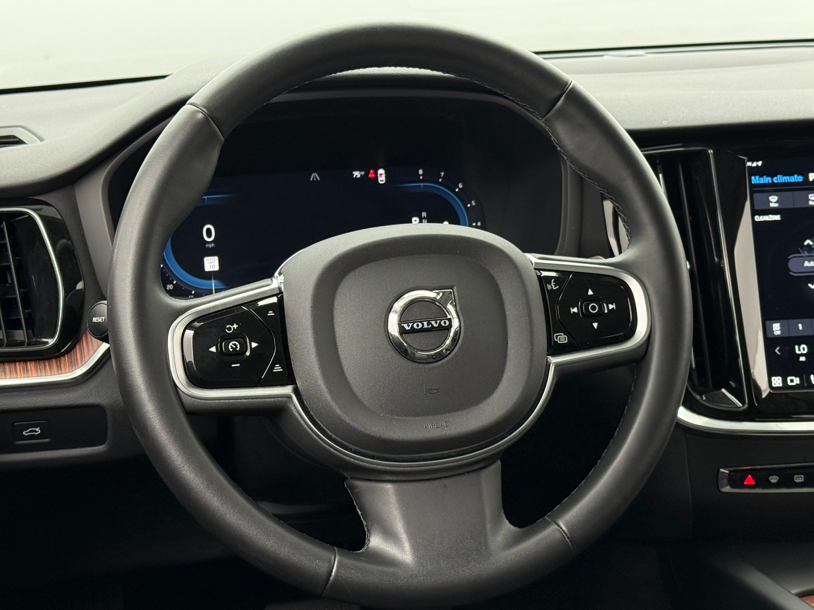 Thumbnail: 2025 Volvo V60 - 4