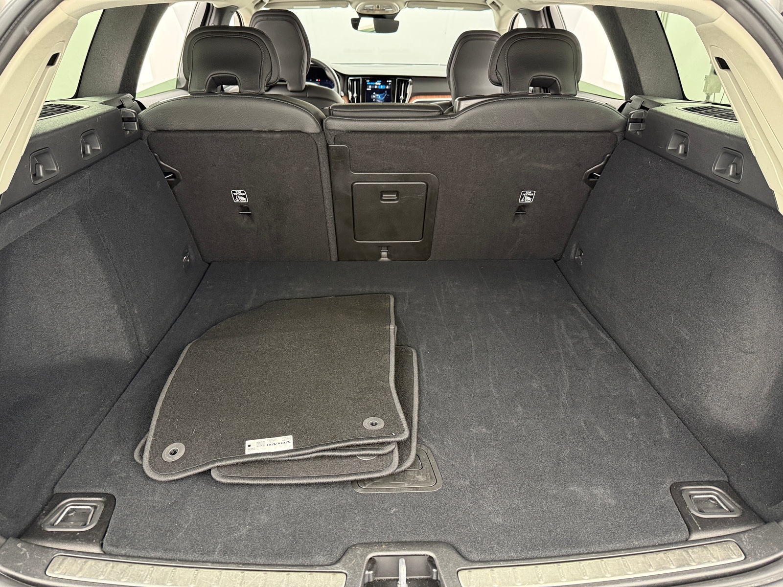 Thumbnail: 2025 Volvo V60 - 6