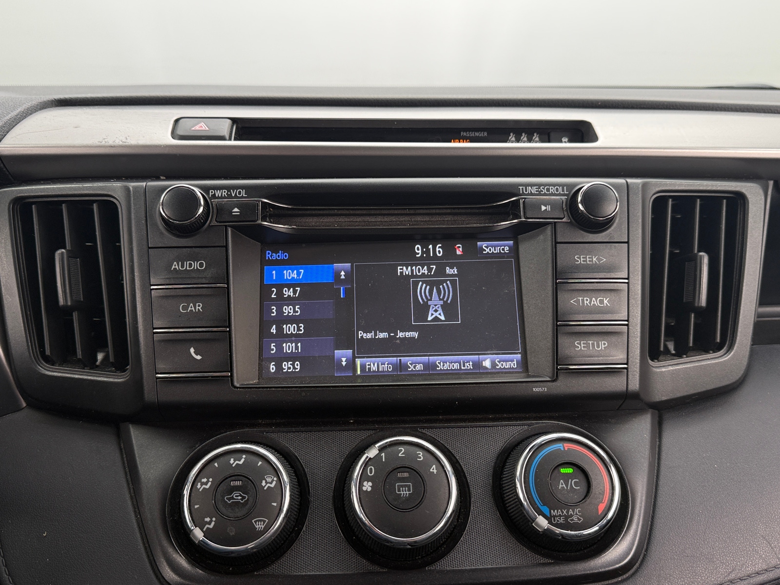 Thumbnail: 2018 Toyota RAV4 - 4