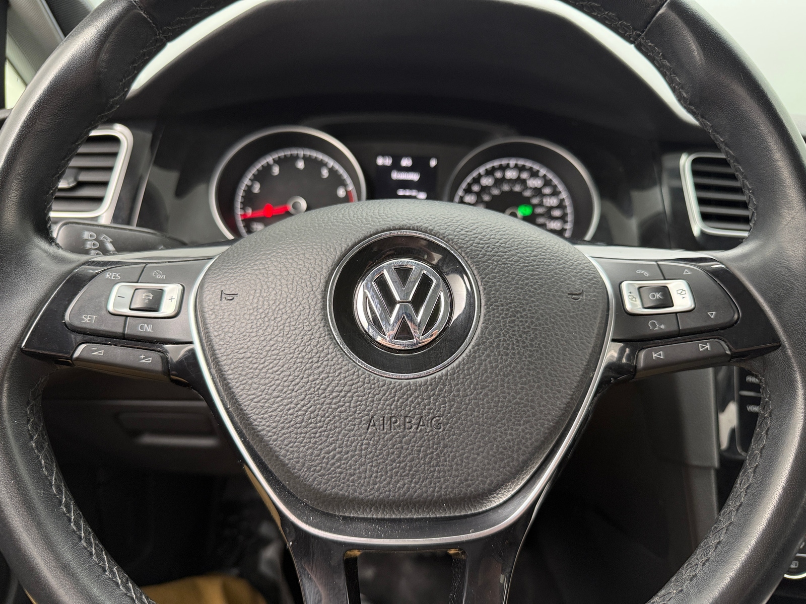 Thumbnail: 2018 Volkswagen e-Golf - 4